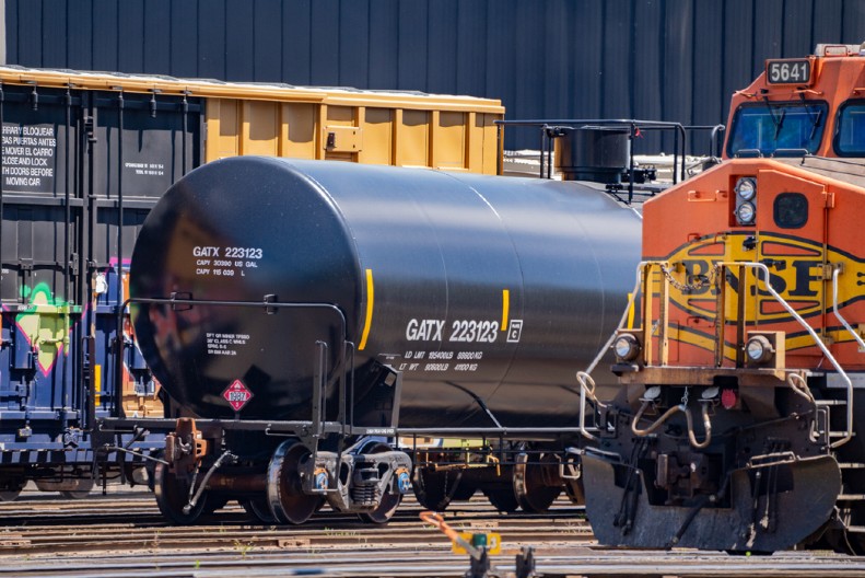 „Tajno kupuju rusku naftu, a nas kritikuju“ – Sijarto: to je licemerno