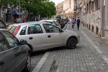 MAJKO MILA, ŠTA JE OVO? Mladić krenuo da parkira auto, a onda je greškom završio ovde – komšije se krstile! (VIDEO)