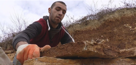 IVER NE PADA DALEKO OD KLADE: Potomak vojvode Mišića kopa kamen i živi časno