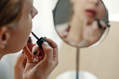 ODJEDNOM SU GA SVI ZAMRZELI, A BIO JE RUŽ NAD RUŽEVIMA Ova boja se ponovo vratila, nema bolje nijanse za zimu + i za Novu godinu