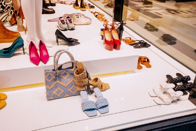 POMAMA OKO SANDALA Čuvena modna kuća ukrala dizajn i zalepila cenu od 800 evra, pogledajte kako izgledaju