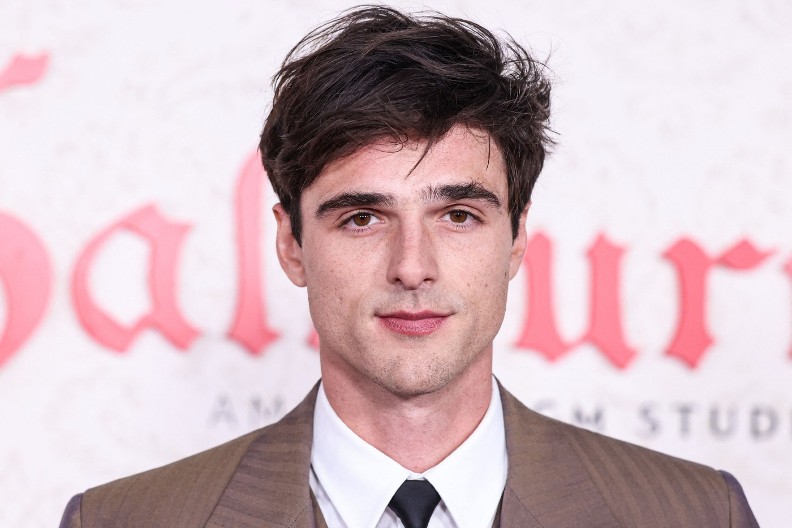 TOTALNO LUDILO Glavni frajer u hit seriji pokazao trbušnjake, Srpkinje ne prestaju da premotavaju snimak