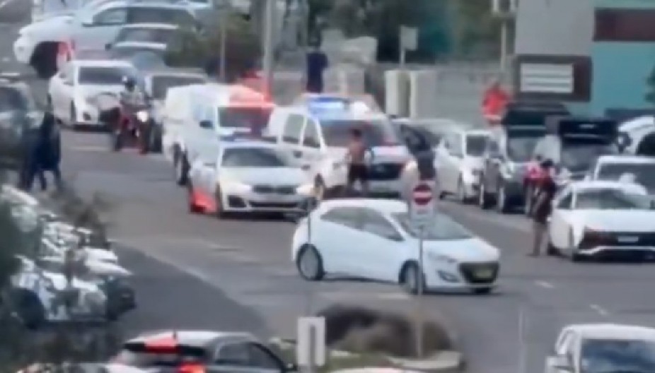 DESET MRTVIH U PUCNJAVI Prvi snimci krvavog masakra na plaži u Sidneju, ubijen i jedan od napadača (VIDEO)