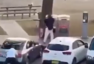 POLICAJCU RAZNELI RAME, MEĐU UBIJENIMA I DETE (10): ''NEMAM VIŠE MUŽA, NE ZNAM NI GDE MU JE TELO'' Jezive ispovesti porodica žrtava masakra u Australiji (VIDEO)