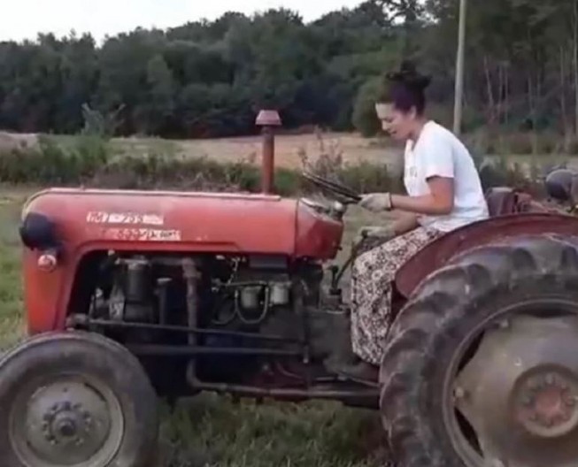 POZNATA GLUMICA NAPUSTILA BEOGRAD Sada ima stado ovaca, baštu i vozi traktor
