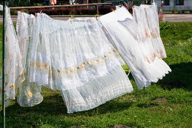 STARI TRIK NAŠIH BAKA Samo 5 kašika ovog sastojka izvlači svu prljavštinu i zavese blistaju kao sneg