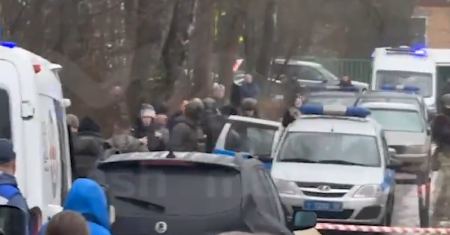 PRVI SNIMCI KRVAVOG PIRA U ŠKOLI, UBIJENO DETE (10)! Ubica (15) upao sa maskom i krenuo da ubada decu, HOROR trese Moskvu! (VIDEO)