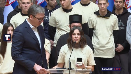 ZLATNIK NA DAR ZA PREDSEDNIKA! Vučić primio poklon od učenika iz Vukovara (FOTO)