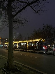 OKIĆENI TRAMVAJI U BEOGRADU Doprinose prazničnoj atmosferi, posebno kada padne mrak (FOTO/VIDEO)