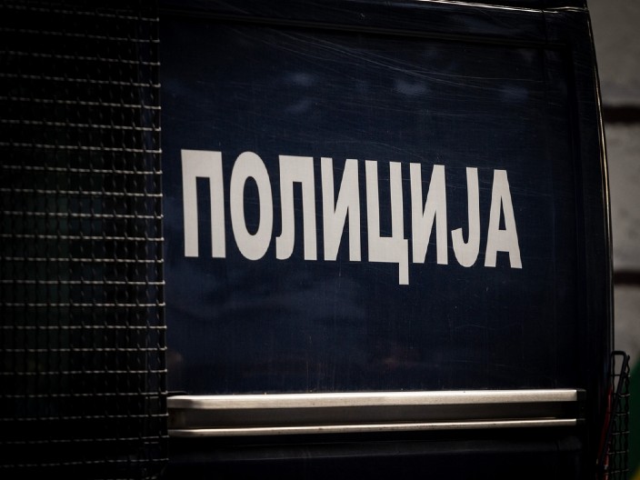 HAPŠENJE ZBOG NAPADA NA POLICAJCA On se sumnjiči za napad na službeno lice u vršenju službene dužnosti i uništenje i oštećenje tuđe stvari