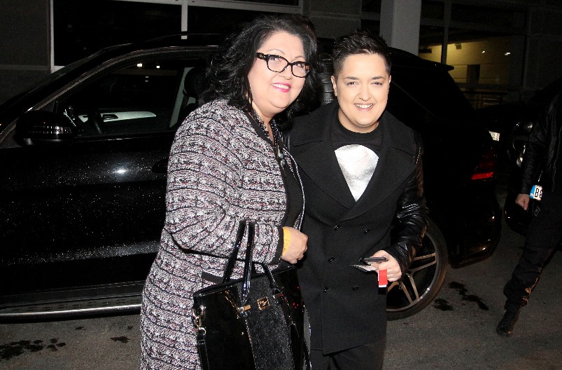 ŠERIFOVIĆKU POGODILI U GLAVU Noževi leteli na sve strane!