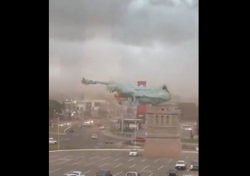 SRUŠIO SE KIP SLOBODE: Vetar oborio džinovsku repliku (VIDEO)