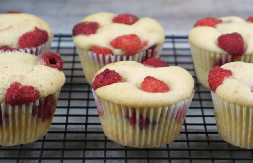MAFINI SA BELOM ČOKOLADOM SAVRŠENI ZA IZNENADNE GOSTE Sve se samo pomeša i peče