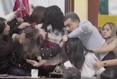 ERUPCIJA NASILJA U PARLAMENTU SNIMLJENA KAMEROM! Dohvatile se poslanice, sevali laktovi, čupale se za kosu, HAOS u Meksiko sitiju!