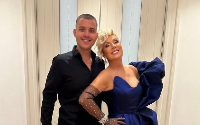 BRENA JE NIJE PODNOSILA, A VIKTOR JU JE OSTAVIO ZBOG MAJKE PREKO PORUKA Naslednik pevačice ljubio je glumicu koju svi obožavaju