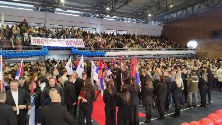 MITING SRPSKE LISTE: Hala sportova u Kosovskoj Mitrovici u bojama srpske trobojke (FOTO/VIDEO)
