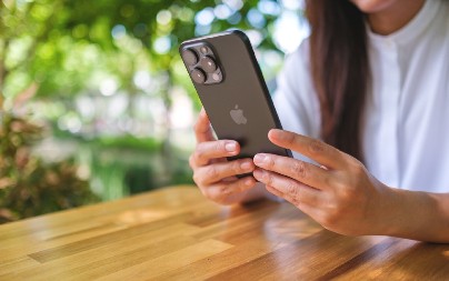 KUĆNI RED U ŠKOLAMA? Mobilni pred vratima, predlog uskoro pred Skupštinom Srbije