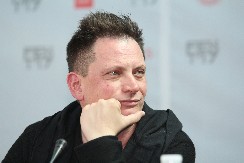 "PIJAN I DROGIRAN SAM SPOPADAO KOLEGINICE" Protiv hrvatskog reditelja podnete 4 krivične prijave!