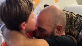 POSLE TEŠKOG MOŽDANOG UDARA, LEKARI SU GA OTPISALI A onda je njegov osmogodišnji sin uradio nešto neverovatno - snimak rasplakao ceo svet! (VIDEO)