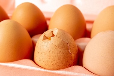 KOLIKO JE OPASNO JESTI NAPUKLO JAJE?  Evo da li možete dobiti salmonelu