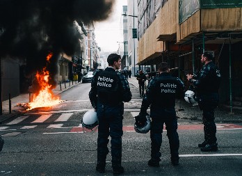 GORI U BRISELU Masovan protest blizu Evropskog parlamenta, eskaliralo nasilje tokom samita za Ukrajinu (VIDEO)