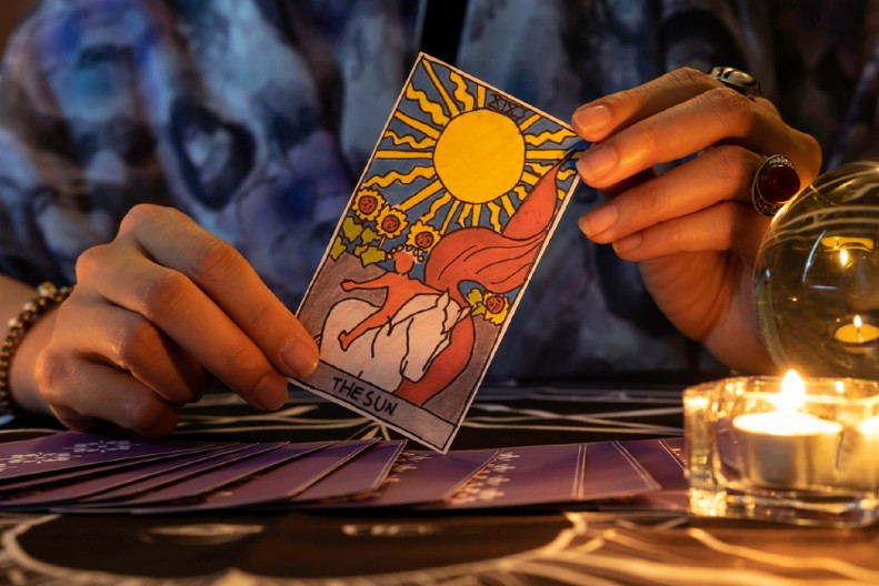 TAROT PROGNOZA ZA 2026. GODINU Dva znaka dobijaju dobru kartu velikog uspeha, a jedan najgoru -Smrt