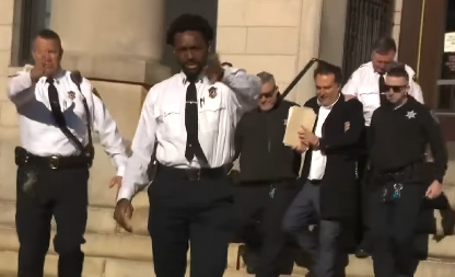 JEDVA SE DRŽI NA NOGAMA! Kamera zabeležila Volša posle presude za DOŽIVOTNU ROBIJU zbog ubistva beograđanke Ane Volš (VIDEO)