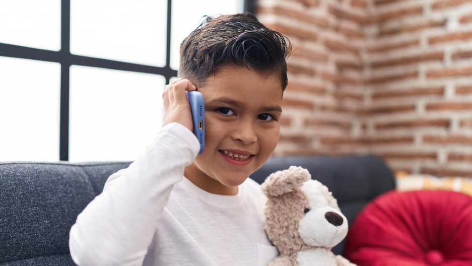 STRUČNJACI SAVETUJU Evo kada je najbolje vreme da deca dobiju prvi mobilni telefon