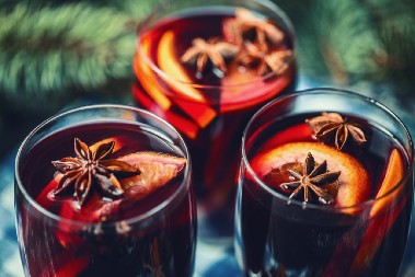 CENE DA PADNEŠ U NESVEST Kuvano vino na Adventu u Zagrebu košta kao suvo zlato, žena se izbezumila od cifre