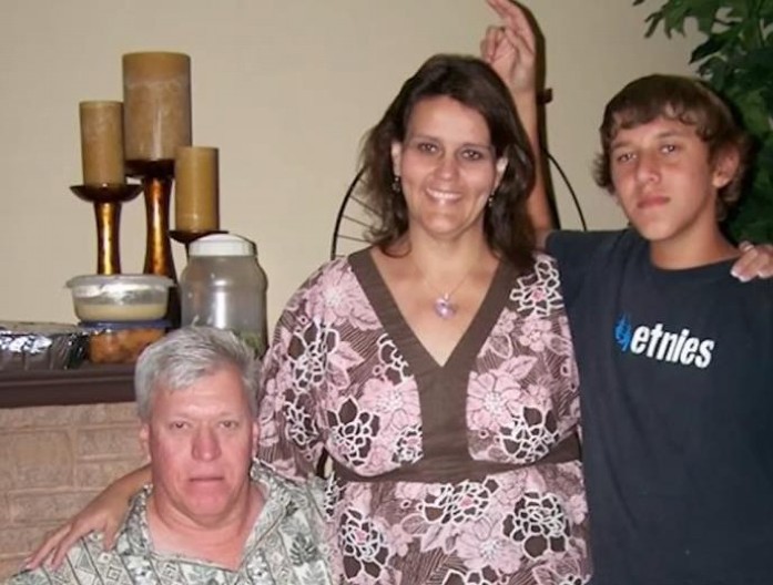 "ZAŠTO?“ – BIO JE MAJČIN KRIK PRE SMRTI! Ubio roditelje čekićem, pa napravio žurku od 60 ljudi pored mrtvih tela