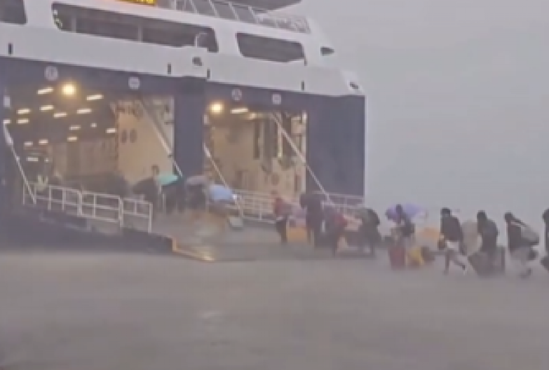 TURISTI ZAROBLJENI NA GRČKOM OSTRVU Toliko divlja nevreme da se jedva kreću! HAOTIČNE SCENE SNIMLJENE U LETOVALIŠTU (VIDEO)