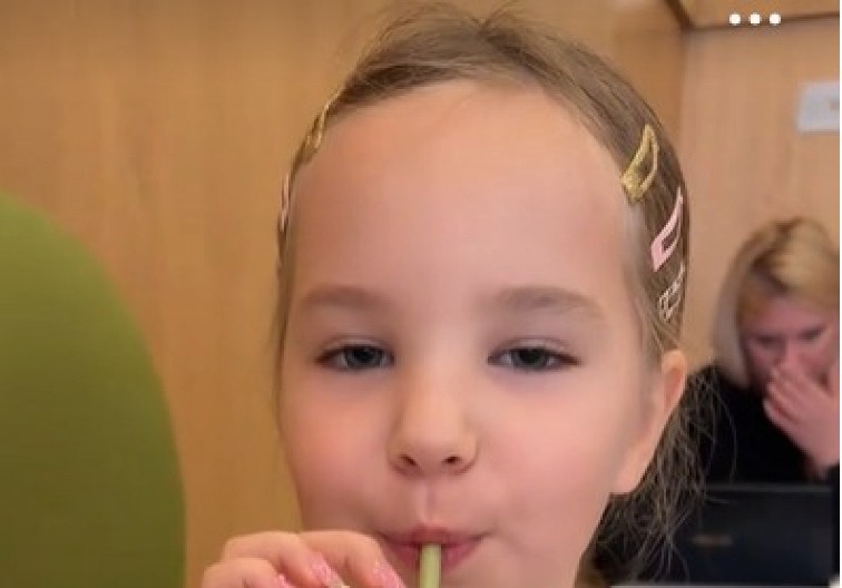 ''JOŠ NEMA STALNE ZUBE, A VEĆ IMA KANDŽE'' Devojčica (7) sa veštačkim noktima u kafiću šokirala Srbiju! (VIDEO)