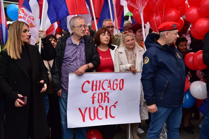 SRPSKE TROBOJKE I SNAŽNA PORUKA: ‘Čikago je uz Vučića’ privukao sve poglede u Požarevcu!