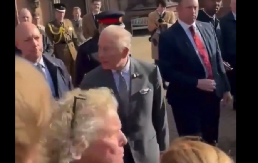 BRUKA ZA MONARHIJU! Demonstrant URLAO ČARLSU U LICE (VIDEO)