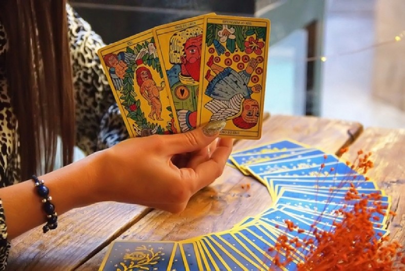 NAJTAČNIJI TAROT HOROSKOP ZA 2026. Blizancima će "cvetati ruže", Škorpija će okončati toksične odnose i krenuti dalje