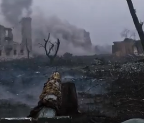 KOPNENA "ZVER" RASPALILA NA ZGRADU, UNUTRA SU VOJNICI... Ukrajinski grad razoren, scena je sablasna! (VIDEO)