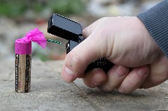 POLICIJA UPALA U ŠKOLSKO DVORIŠTE Zaplenjen arsenal opasne pirotehnike i oružja kod maloletnika u Zagrebu