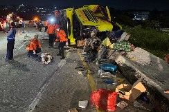 NAJMANJE 16 LJUDI POGINULO U PREVRTANJU AUTOBUSA Jezivi prizori sa mesta nesreće u Indoneziji (FOTO)