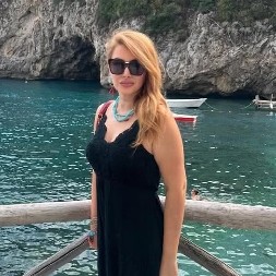 LEPA ANA (40) UBIJENA NAOČIGLED MAJKE Ubica joj naneo najmanje sedam uboda, pa se bacio sa zgrade (FOTO)