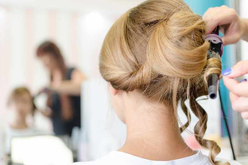 90IH SU IH NOSILE NAŠE MAME I BAKE, A ONDA POSTALA NAJOMRAŽENIJA Vratila se na velika vrata, ovo će biti najpopularnija frizura 2026. godine