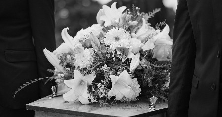 UMRO GLUMAC IZET MULABEGOVIĆ Porodica i prijatelji se opraštaju