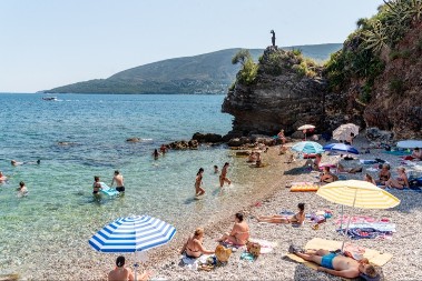 ŠOK NA CRNOGORSKOM PRIMORJU! Ono što je snimljeno na plaži u Bečićima ostavilo region bez teksta (VIDEO)