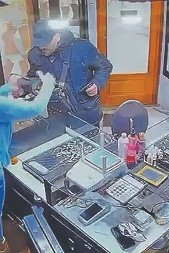 PIŠTOLJEM I BIBER SPREJOM NATERAO RADNICU DA MU SPAKUJE TRI KILOGRAMA ZLATA Odneo plen od 500.000 evra