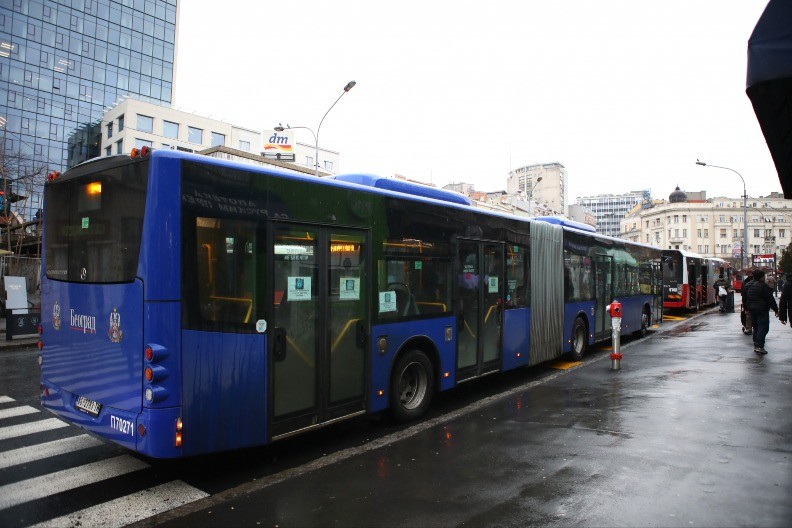 MUŠKARAC DAVIO ŽENU U AUTOBUSU Ona ga opsovala, pa nastao HAOS 