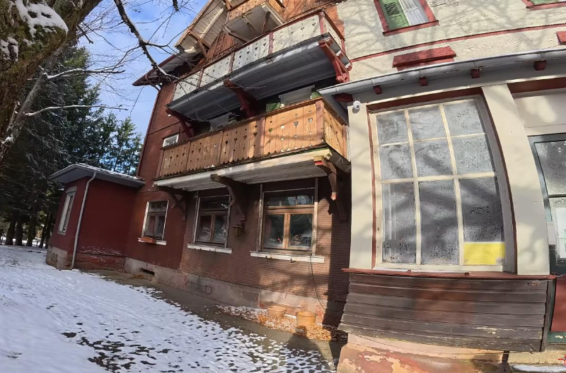 ONO ŠTO JE VIDEO GA JE ZAPREPASTILO Avanturista pronašao napušteni hotel u šumama Švarcvalda, ušao unutra, a onda... (VIDEO)