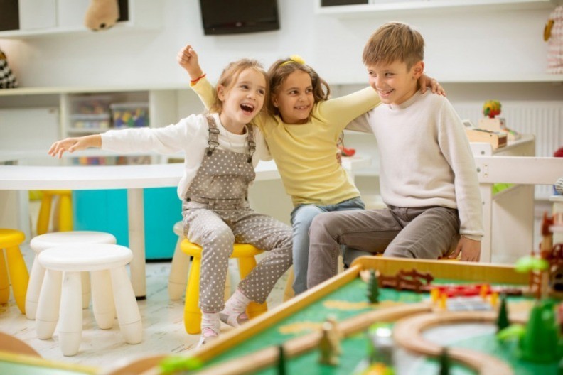 CRTAĆ UZ KOJI SMO ODRASLI SLAVI 100. ROĐENDAN Deca ga i dalje obožavaju, ne mogu da zamisle dan bez ovog lika