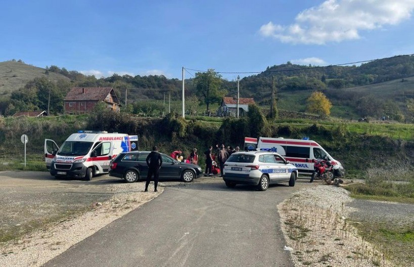 PORODICA AUTOM SLETELA U PROVALIJU Dečak (7) u teškom stanju, majka i otac na VMA