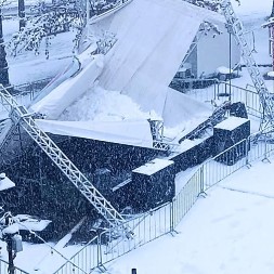 SRUŠILA SE POZORNICA OD TEŽINE SNEGA U OROSLAVJU Gradonačelnik objavio fotografije (FOTO)