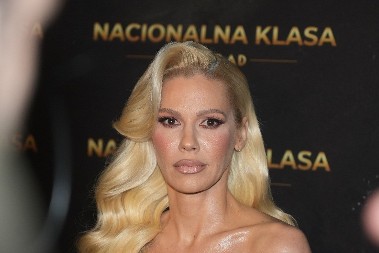 Ni izazovno, ni provokativno, nego taman — baš kako treba: Stajling Nataše Bekvalac savršeno ističe struk, dobar je izbor i za Novu godinu