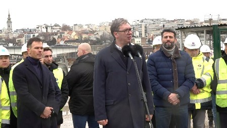 DVE VIZIJE, DVA PUTA Dok Vučić gradi, blokaderi ruše i pale